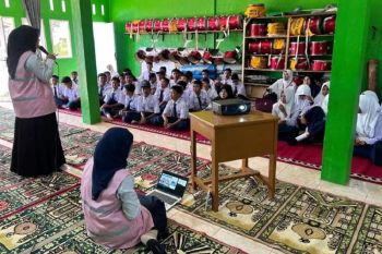 PLN UPT Padang gelar penyuluhan bahaya listrik di MTsN 14 Tanah Datar