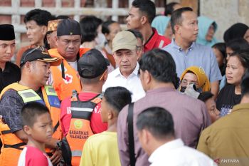 Ratu Dewa beri bantuan korban tenggelam di Sungai Ogan