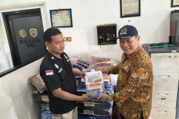 Anggota Komisi VII beri bantuan untuk petugas jembatan timbang
