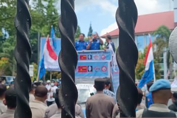Ratusan buruh titip delapan tuntutan ke Gubernur Sulut