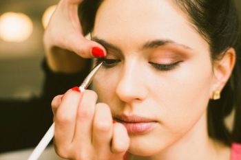 Hati-Hati! Eyeliner Bisa Jadi Sarang Jamur di Musim Hujan