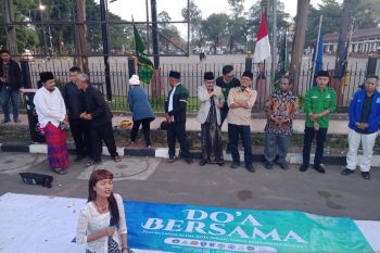 Pemuda lintas agama di Kota Serang serukan aksi damai.