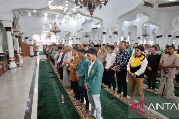 Solidaritas untuk Affan, Driver Ojol dan warga Aceh shalat ghaib di Masjid Raya Baiturrahman