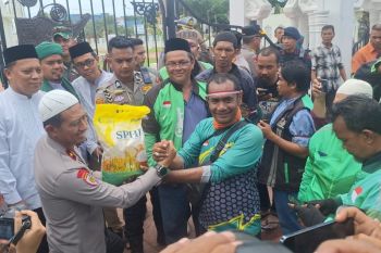 Polda Aceh bagikan beras untuk driver Ojol di Banda Aceh