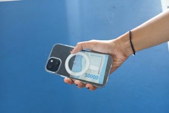 Menyimpan uang di casing ponsel bisa picu kerusakan