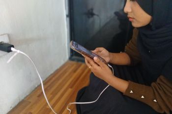 Bahaya menggunakan ponsel saat dicas