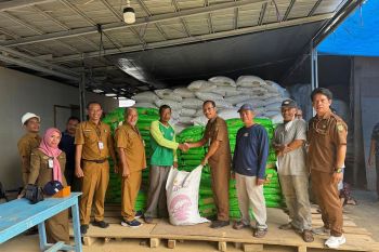 Dinas KPP Barut salurkan 1.776 karung pakan untuk pembudidaya ikan