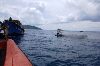 Basarnas Anambas evakuasi RIB BPBD yang terbakar saat simulasi bencana