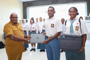 Pemprov Papua Tengah beri 40 laptop anggota Paskibra Kabupaten Nabire