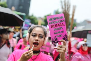 Brave pink, heroic green become symbols of solidarity, hope