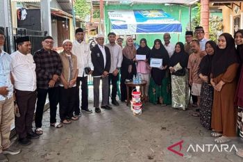 Masjid Raya Maluku  beri bantuan korban kebakaran di Ambon