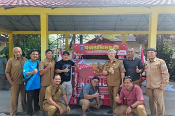 Mobil hias Disperindag Babel tonjolkan hilirisasi industri di pawai kendaraan hias HUT ke-80 RI