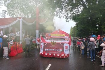 Mobil hias Disperindag Babel dapatkan apresiasi tepuk tangan dari gubernur dan penonton