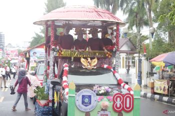 Sekretariat DPRD Babel angkat tudung saji sebagai simbol budaya lokal di karnaval kendaraan hias