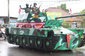 Pawai kendaraan hias HUT ke-80 RI