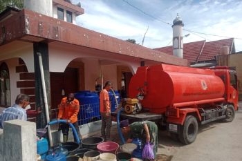 BPBD Agam distribusikan air bersih bagi warga Ampek Angkek (Video)