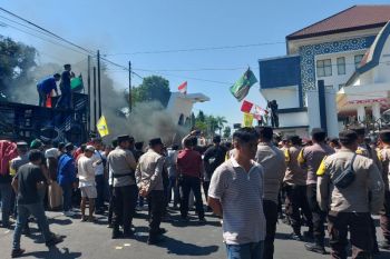 Mahasiswa di Lombok Timur gelar dua aksi dengan isu berbeda