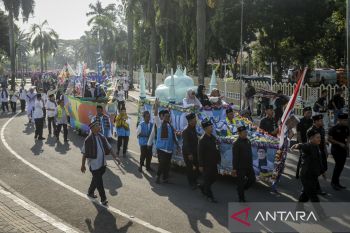 Tradisi Ngarak Perahu Maulid Nabi SAW