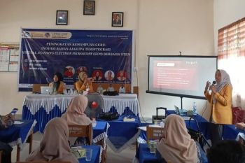Tim PMKM UNP latih guru di Sijunjung bahan ajar berbasis STEM dan teknologi virtual SEM