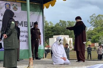 Kejari Aceh Besar hukum cambuk empat terpidana qanun jinayat