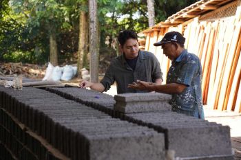 PLN manfaatkan FABA jadi batako ramah lingkungan untuk fasilitas umum di NTB