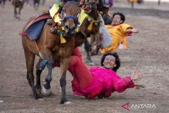 Atraksi keterampilan berkuda jadi tontonan menarik warga di dataran tinggi Tibet