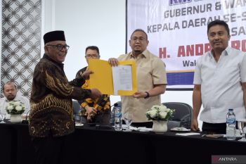 Hadiri rakor Kepala Daerah se-Sumbar di Sawahlunto, Bupati Pasbar serahkan proposal usulan pembangunan ke Anggota DPR RI Andre Rosiade