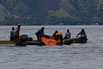 Tim SAR temukan korban tersambar petir mancing di Danau Sentani