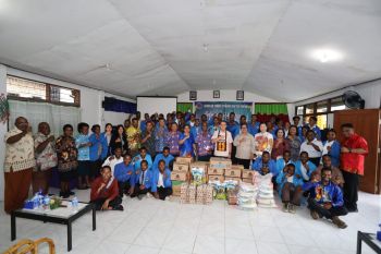 Pemprov Papua salurkan bantuan pendidikan dan keagamaan di Kota Jayapura
