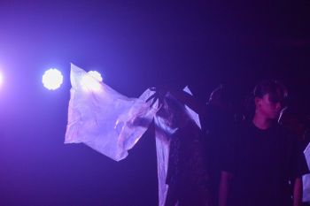 Penari bereksperimen dengan plastik pada pertunjukan tari Diam adalah Siksa