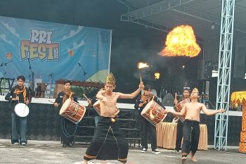 Tim debus mahasiswa HIMA Fisip Unand tampil di RRI Fest