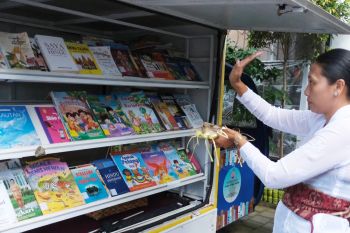 Hari Raya Saraswati: Persembahyangan terhadap ribuan buku di Bali