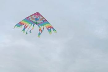 Ayo bermain layangan di Pantai Padang