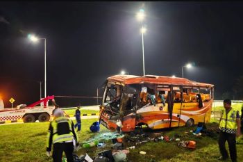 Bus pariwisata ALS bawa rombongan atlte karate Sunut kecelakaan di Tol Padang-Sicincin