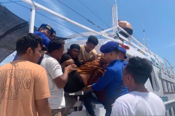 Aksi sigap Sat Polairud Dompu evakuasi ibu hamil di atas kapal wisata