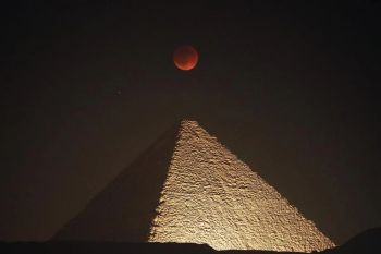 Potret "blood moon" di Piramida Giza