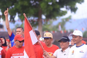 Wawako Solok Lepas Peserta Jalan Santai HUT RI ke-80 di Kelurahan Tanah Garam