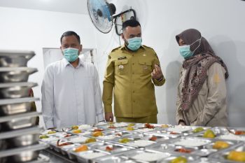 Wako Fadly Amran tinjau Dapur Makan Bergizi Gratis yang dikelola Yayasan Indonesia Maju Kosong Delapan
