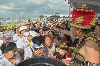 Ritual Melukat Hari Banyu Pinaruh di Pulau Bali