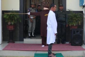 Tiga terpidana judi dieksekusi cambuk di Sabang