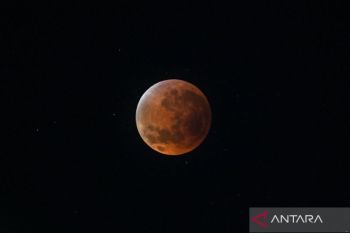 Meyaksikan gerhana bulan merah darah di langit