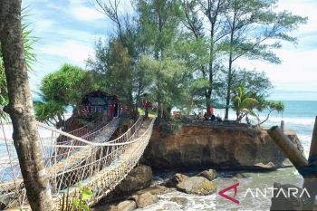 Sensasi melangkah di atas ombak jembatan gantung Pantai Sungai Suci Bengkulu