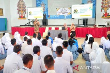 Lentera Kartini edukasi siswa SMKN 2 Sampit bahaya pergaulan bebas
