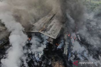 Kebakaran pabrik ban bekas di Konsel