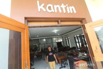 Melihat aktivitas ASN di Kediri yang terpaksa bekerja dari ruang kantin