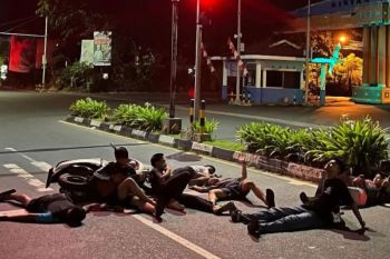Polisi imbau remaja tidak ikut tren tidur tengah jalan untuk berfoto, berbahaya