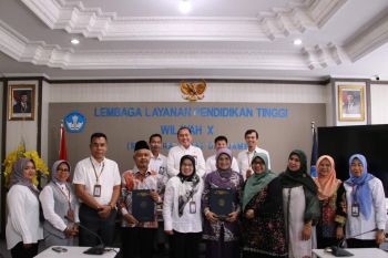 Dua dosen PTS di Sumbar terima SK Guru Besar dari LLDIKTI Wilayah X