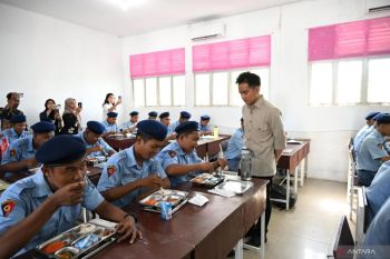 Di SMKN 1 Batam, Gibran minta siswa konsumsi buah dalam menu MBG