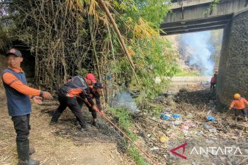 Relawan Madiun bersihkan sampah di aliran sungai demi cegah banjir