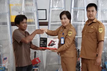 Pemkab Gunung Mas salurkan bantuan alat kerja kepada para tukang